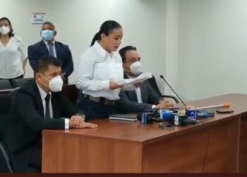 Tras violar acuerdo reparatorio, Sandra Cuevas ofrece disculpas a policías que agredió