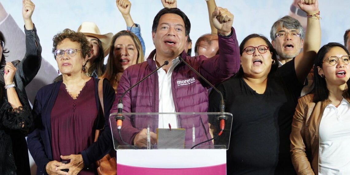 El dirigente nacional de Morena, durante su conferencia de prensa.