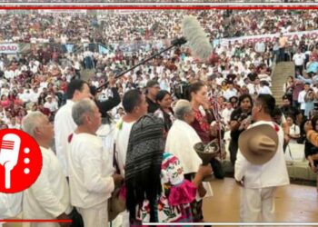 Claudia Sheinbaum recibe bastón de mando de 8 pueblos originarios de Oaxaca 
