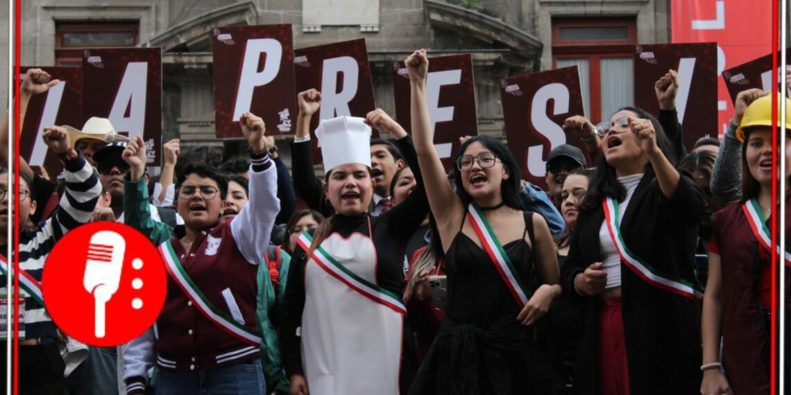 "Las mujeres podemos ser presidentas": Jóvenes mexicanas se colocan banda presidencial en apoyo a Sheinbaum