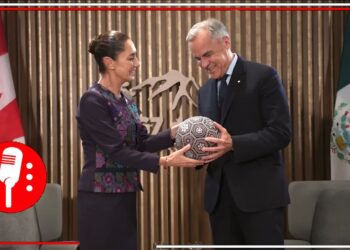 Sheinbaum regala balón conmemorativo de la Copa Mundial al primer ministro de Canadá