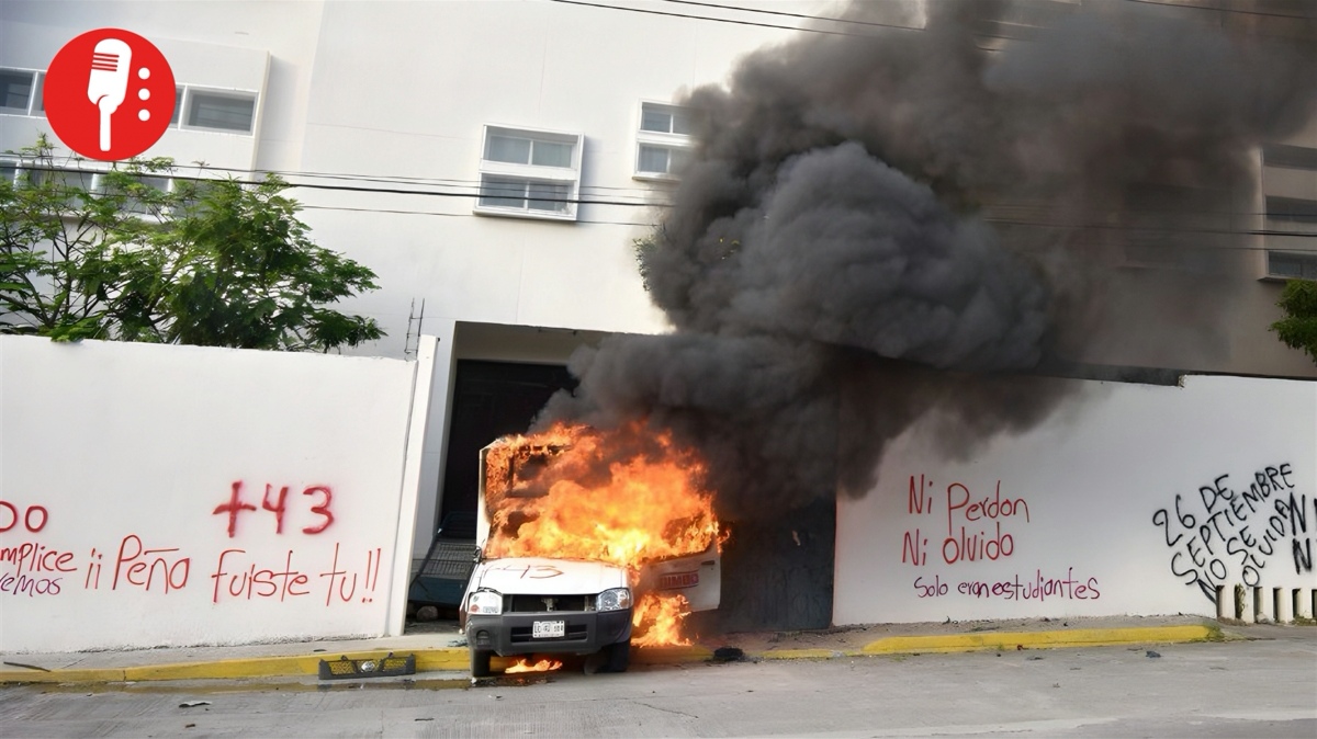 La protesta por los 43: jóvenes llenan de fuego y reclamos Iguala
