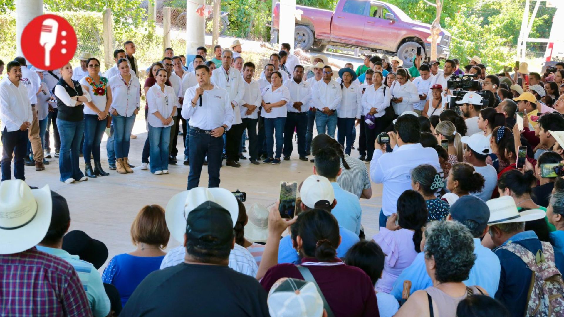 Armenta ordena rehabilitación y construcción de carreteras principales en Tenampulco