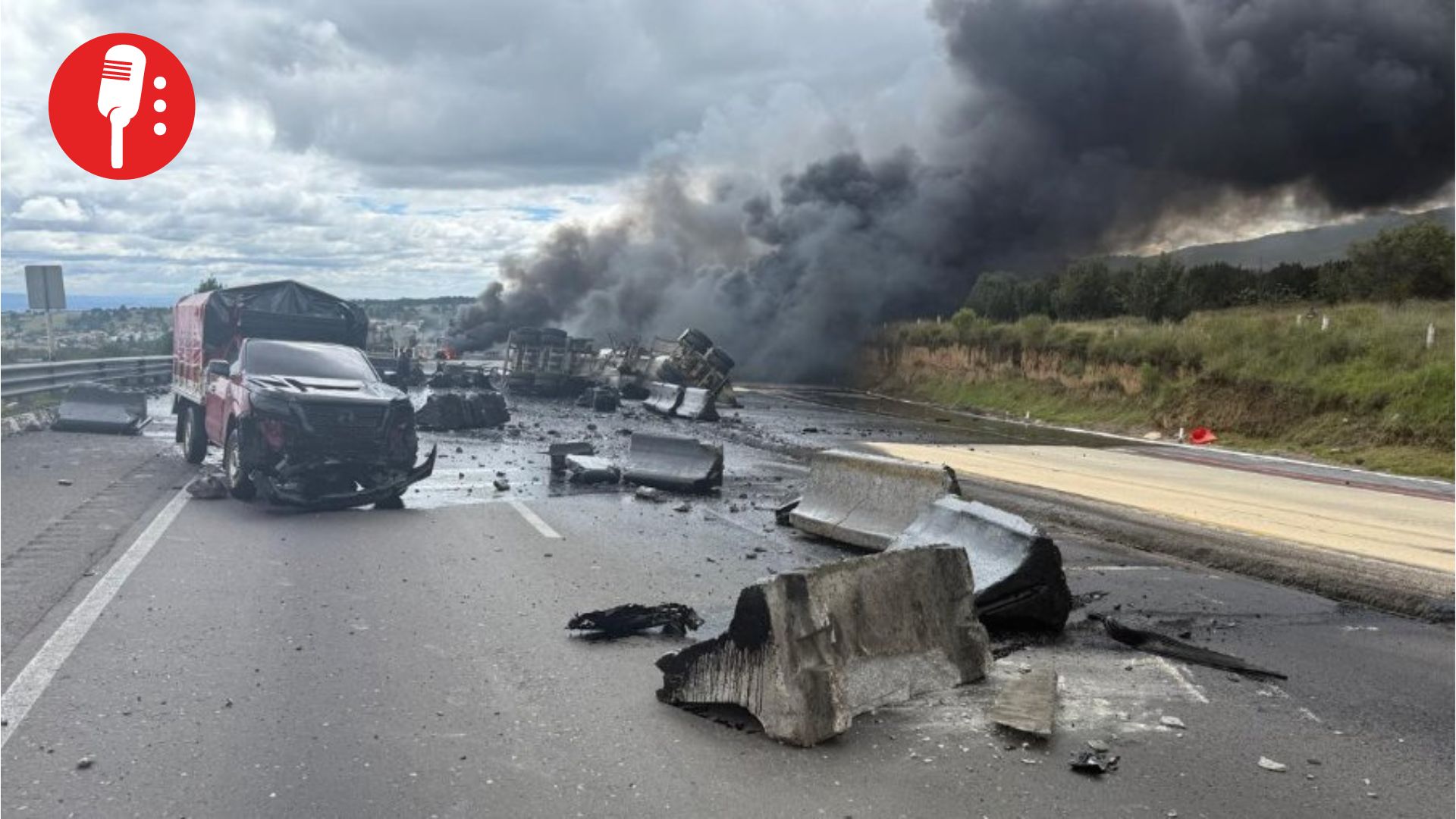Pipa con combustible explota tras volcar en la autopista México-Puebla y provoca cierre total