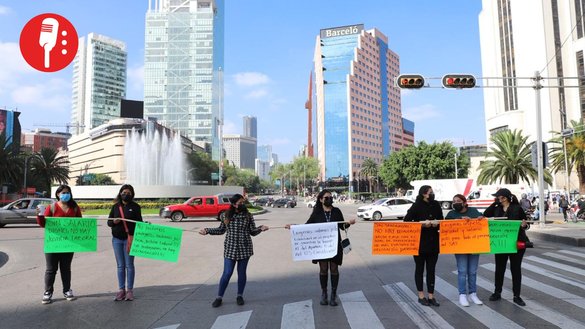 Trabajadores del SAT paran labores y bloquean avenidas en CDMX para exigir salarios dignos