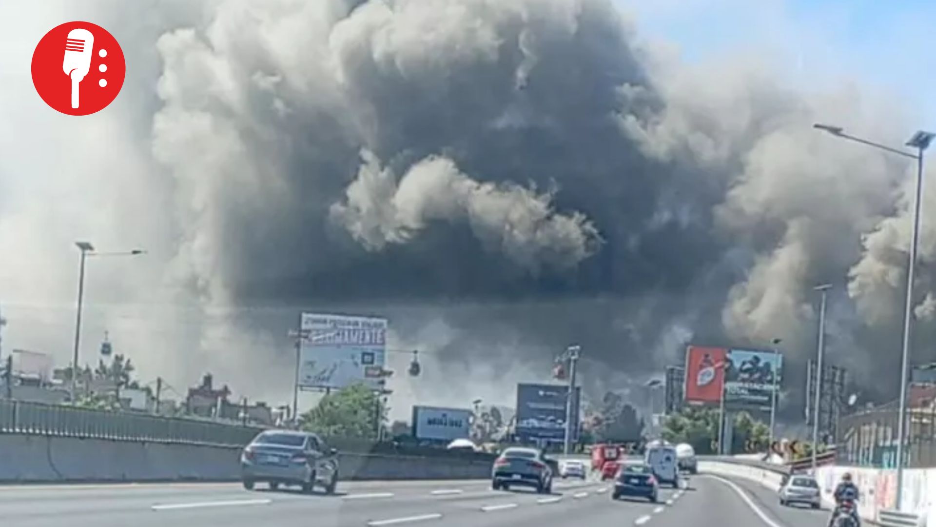 Fuerte incendio consume fábrica de colchones en Ecatepec