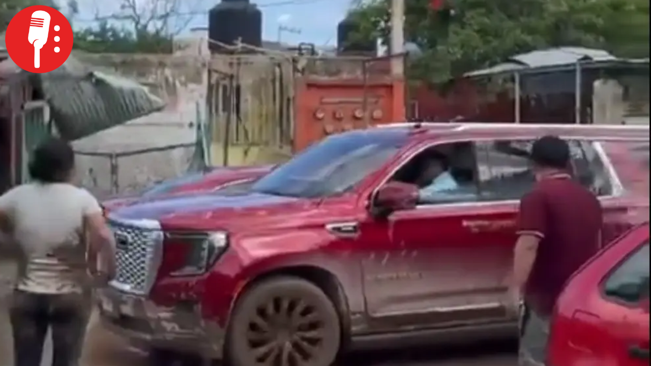 Damnificados de Poza Rica rechazan visita del alcalde Fernando Remes; le lanzan lodo y piedras