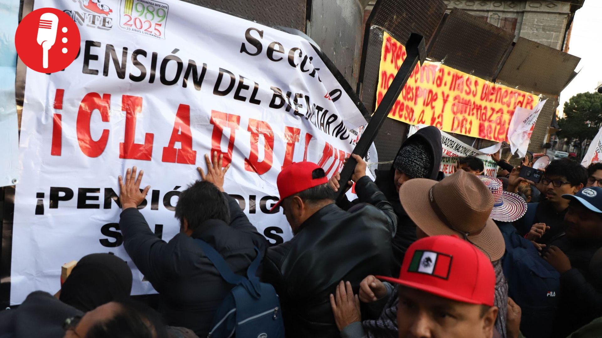 CNTE vuelve al Zócalo y enfrenta a policías; maestros intentan derribar vallas frente a Palacio Nacional