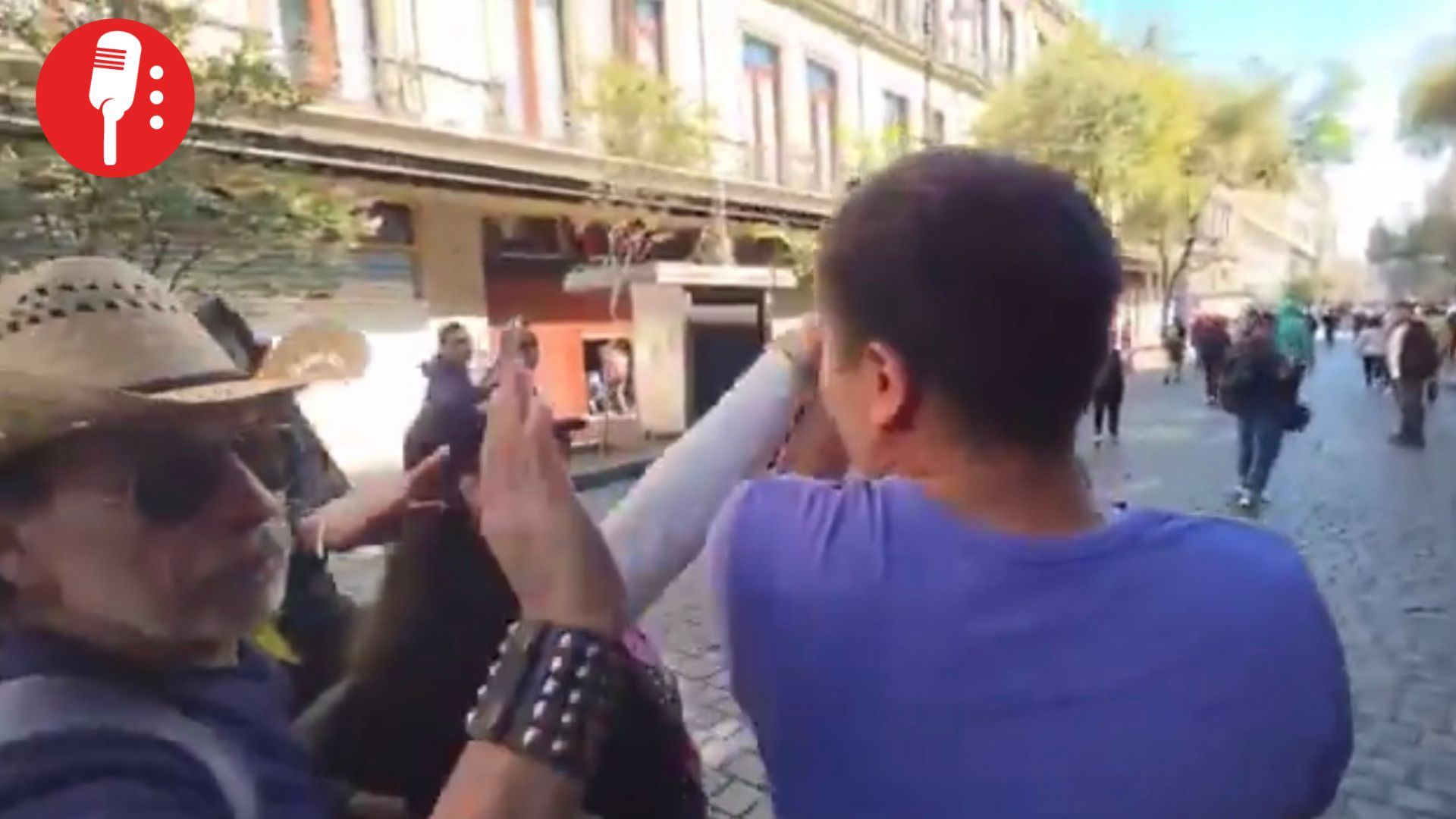 Manifestantes prianistas agreden a personal de Los Reporteros MX en marcha de la derecha