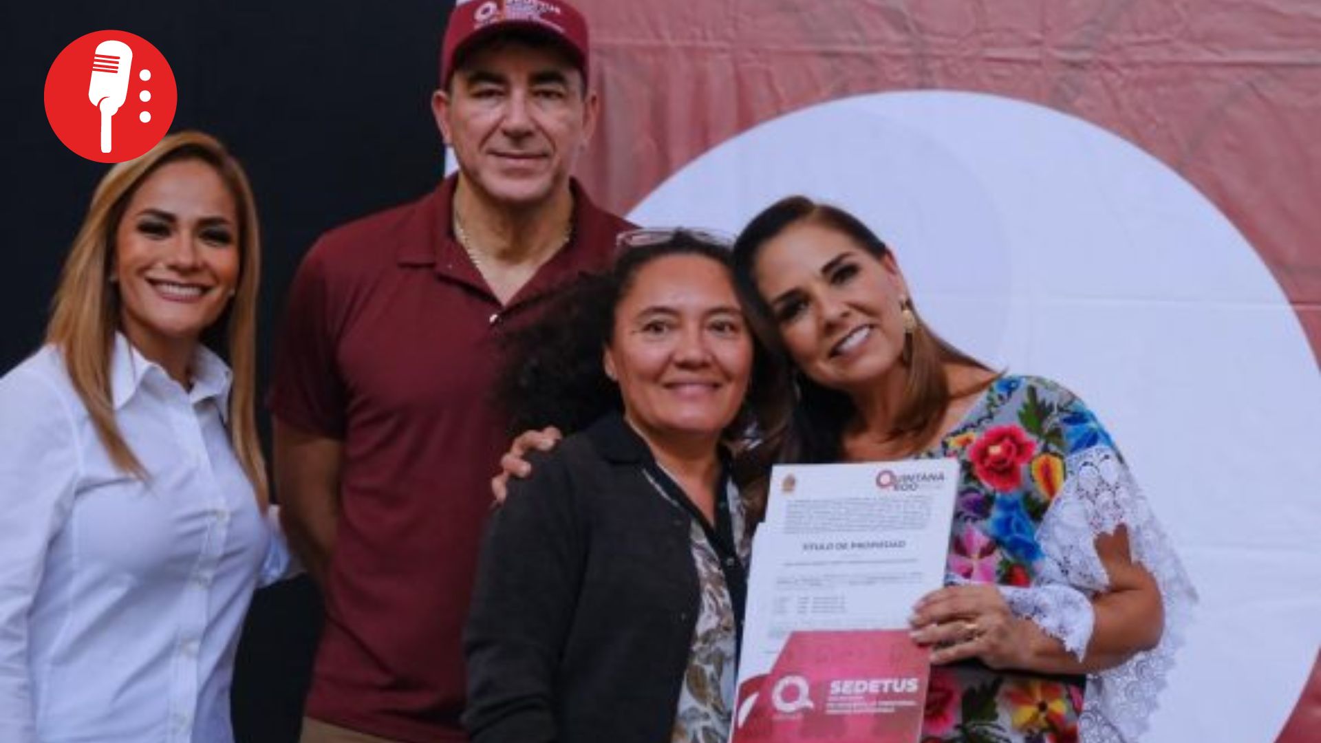 Familias de Cancún reciben títulos de propiedad