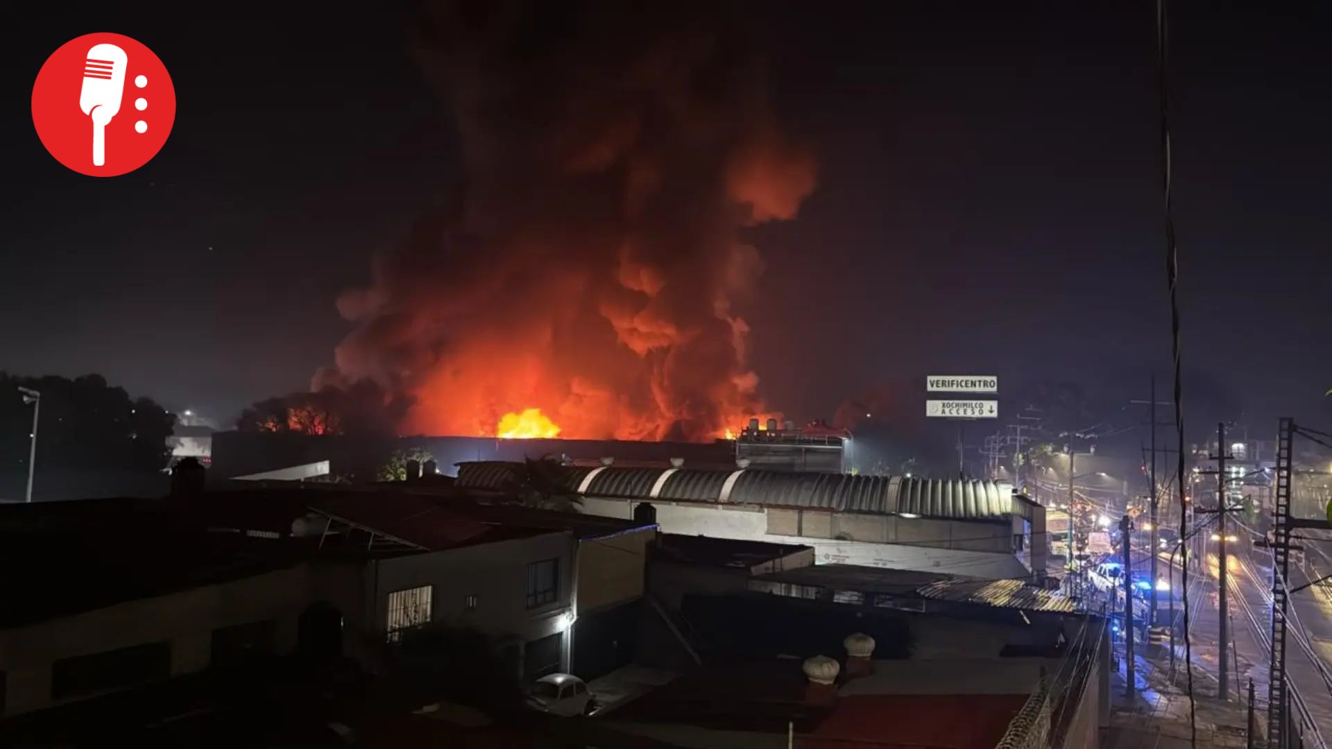 Incendio en fábrica de plásticos de Xochimilco provoca evacuaciones y suspende Tren Ligero