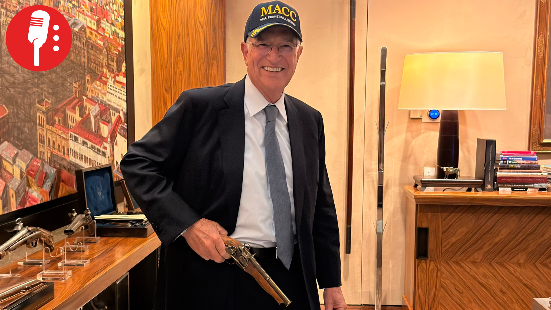 Tiros de salva: Salinas Pliego amenaza a gobierno de México presumiendo pistola