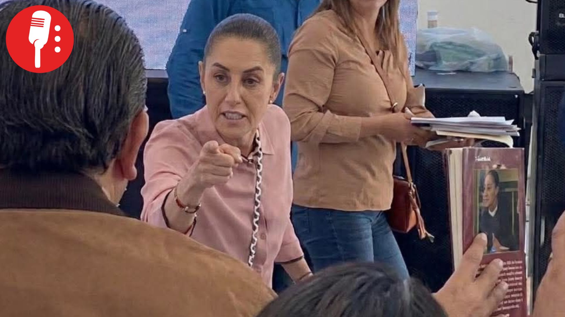 Sheinbaum llama la atención a legisladores durante acto en San Quintín