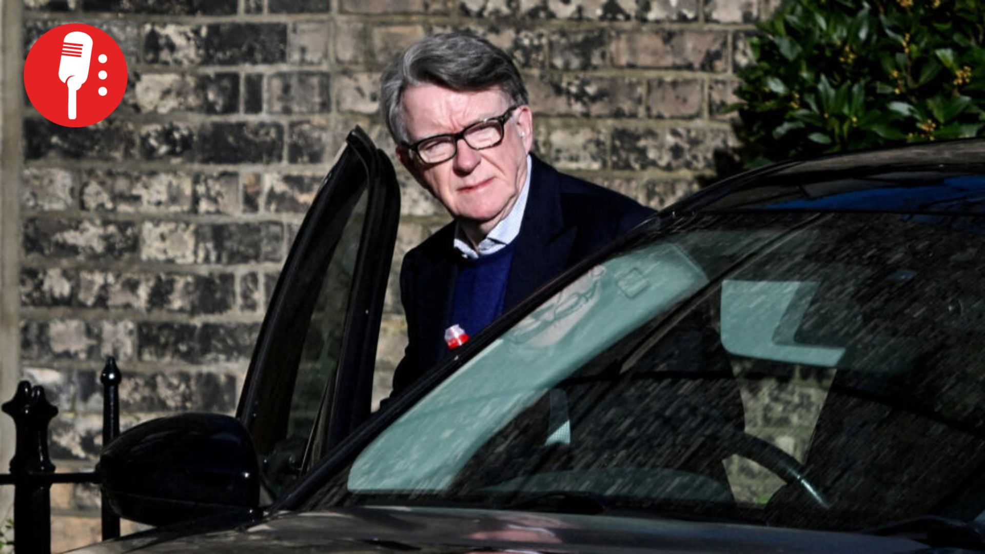 Liberan bajo fianza a exembajador británico investigado por vínculos con Epstein